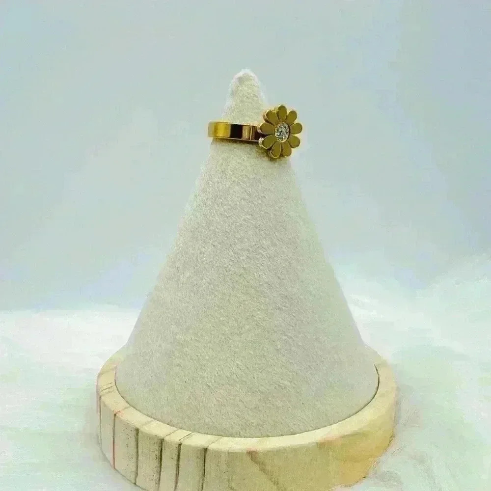 Golden Daisy Statement Ring Size 8 - Picture 5 of 7
